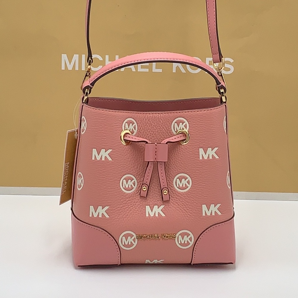 MICHAEL KORS
Mercer Small Logo Embossed Leather Bucket Bag
COLOR PRIMROSE - Picture 3 of 15